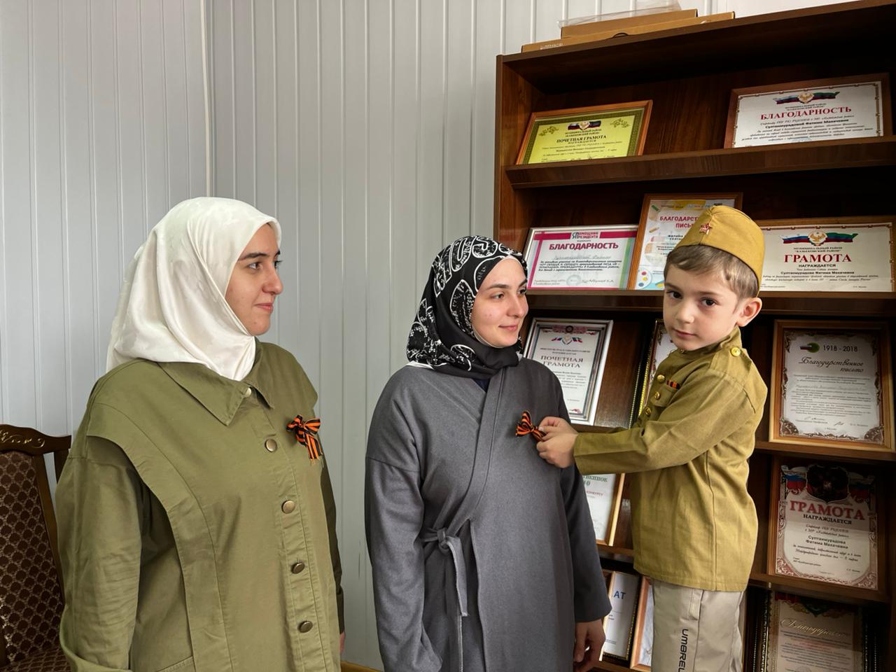 Час памяти «Георгиевская лента – лента героев» прошел для детей с ОВЗ в реабилитационном центре Казбековского района .